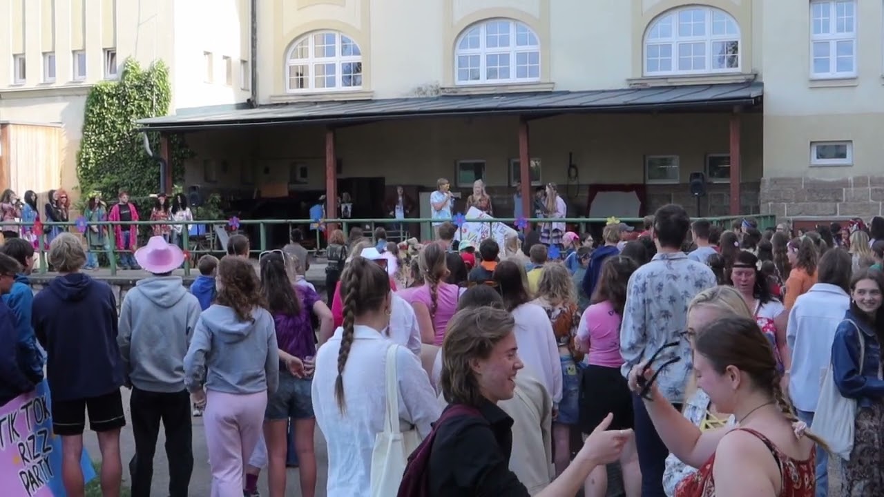 2024-05-17 Majáles, srocení davu na dvoře