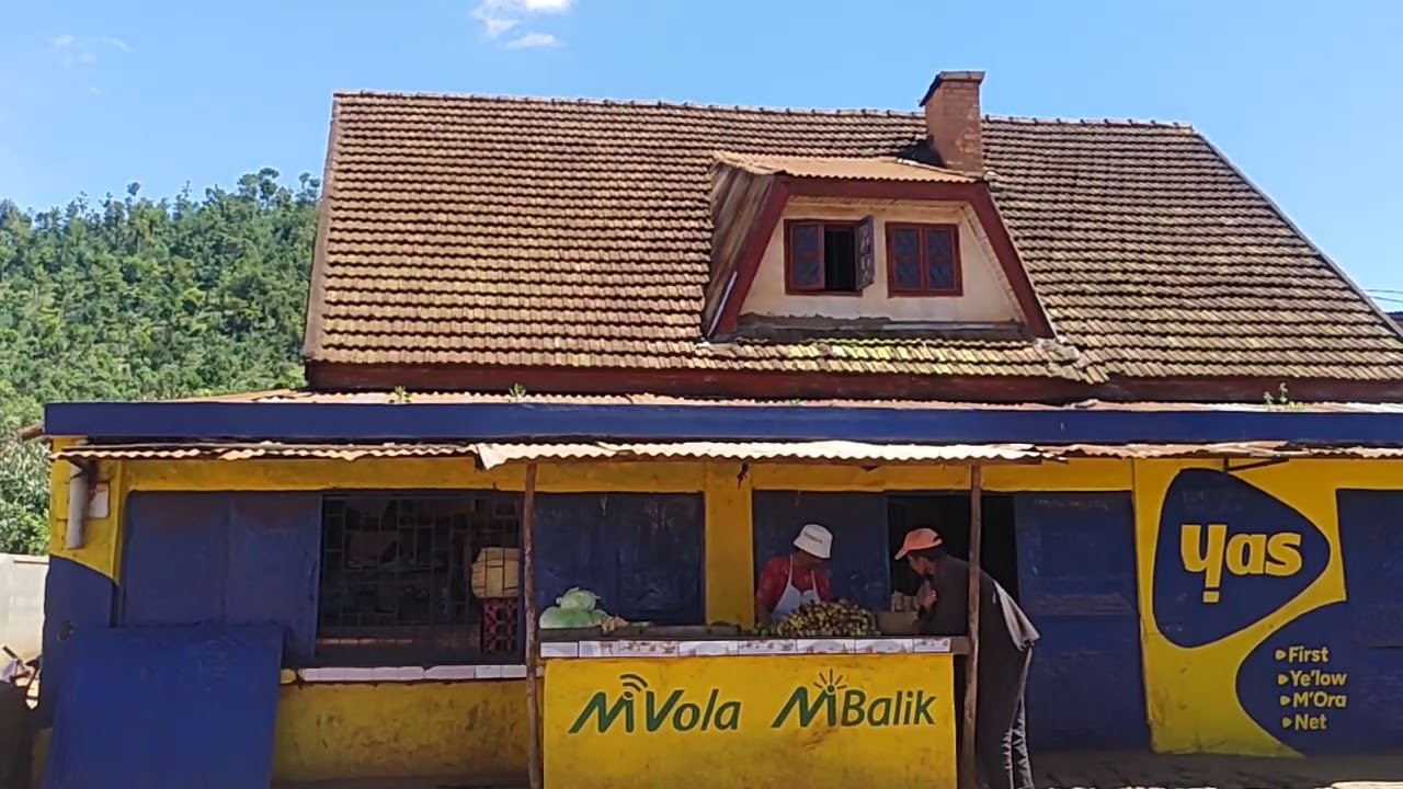 FOKONTANY IADANANA by Antanambao EST IVOHITRA to Bevonikazo - Streets view of Antsirabe Madagascar 