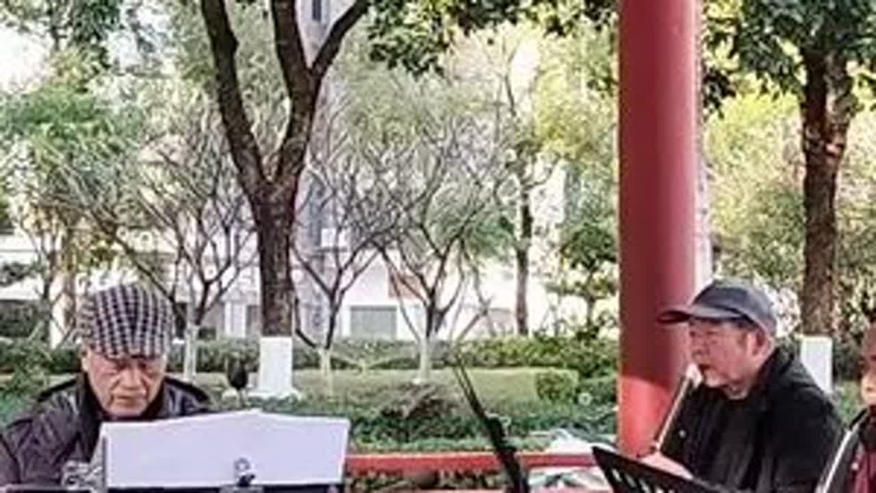 绿轴公园奏红歌