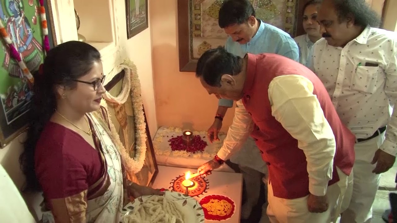 Gujarat CM visits Sardar Patel 's birth place in Nadiad