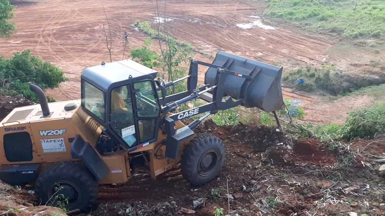 Pá carregadeira  faz acesso para limpar barranco #Op Chéfi Dinho(Loader opens access to clean gully)