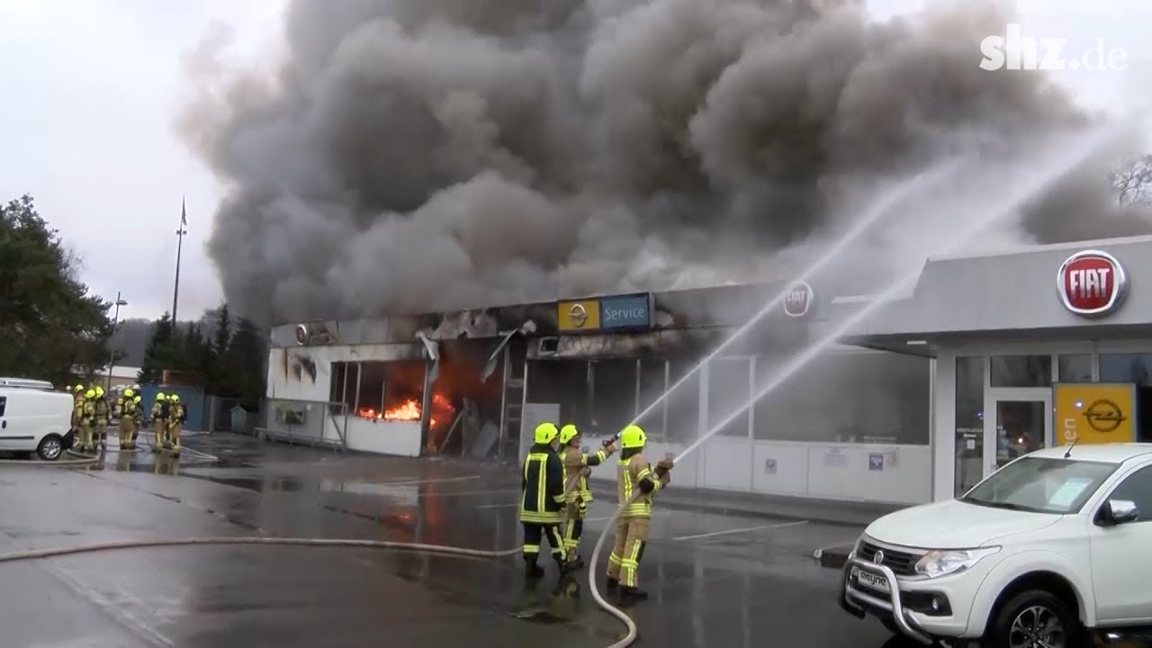 Mölln: Autohaus brennt