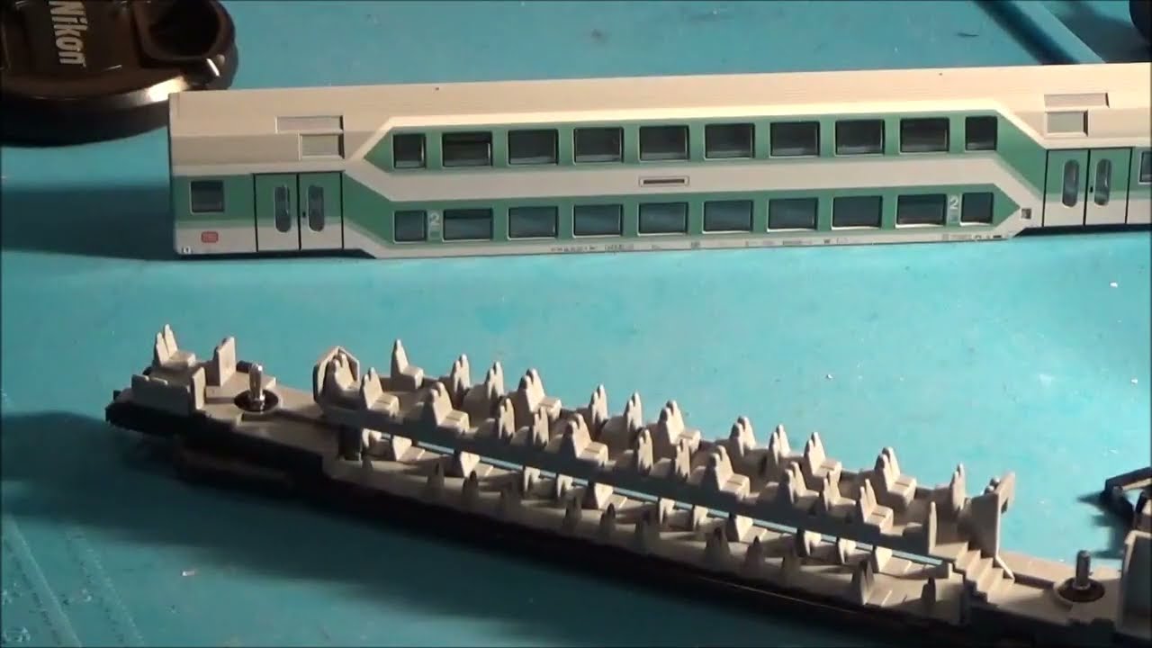 Für den Doppelstockwagen von Minitrix gibt es die doppelte Ladung