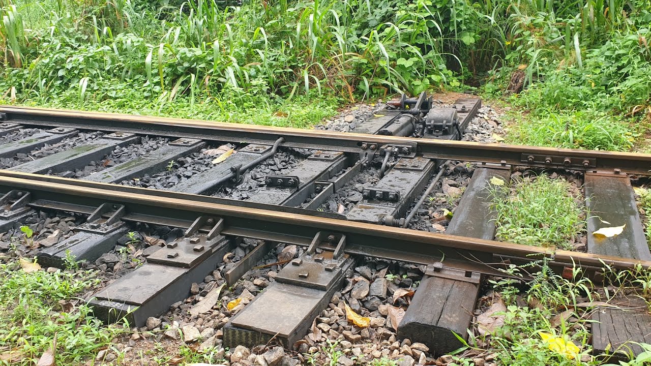 දැකලා තියනවද ස්ප්‍රින් පොයින්ට්... #railtrack #srilankarailway #srilankatrain #cgr #trainspotting