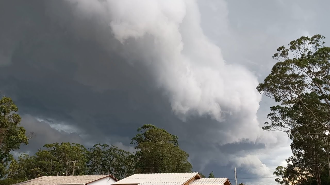 Temporal passando entre Tramandaí e Osório/RS, nuvens carregadas junto com vento forte