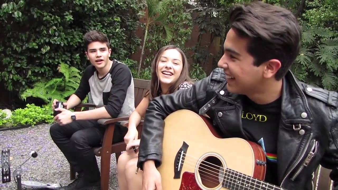 Vázquez Sounds   con guitarra en mano