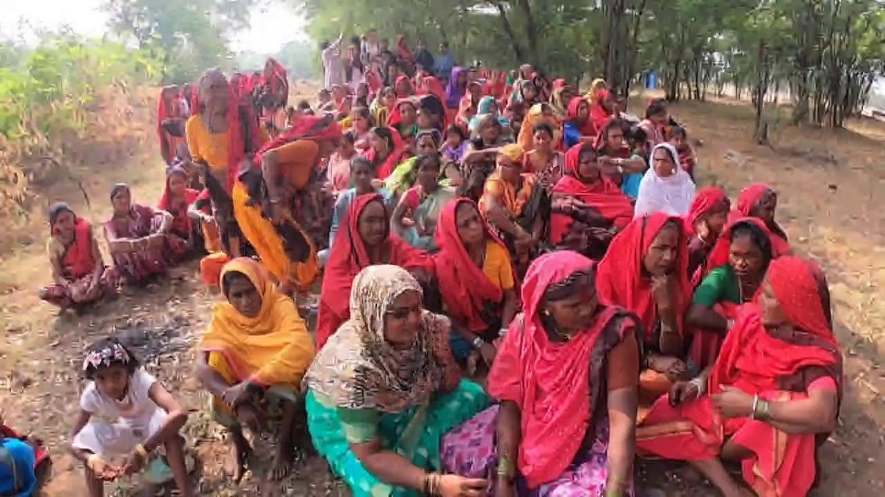 देवघर गाणे सांगताना गावातील भगिनी