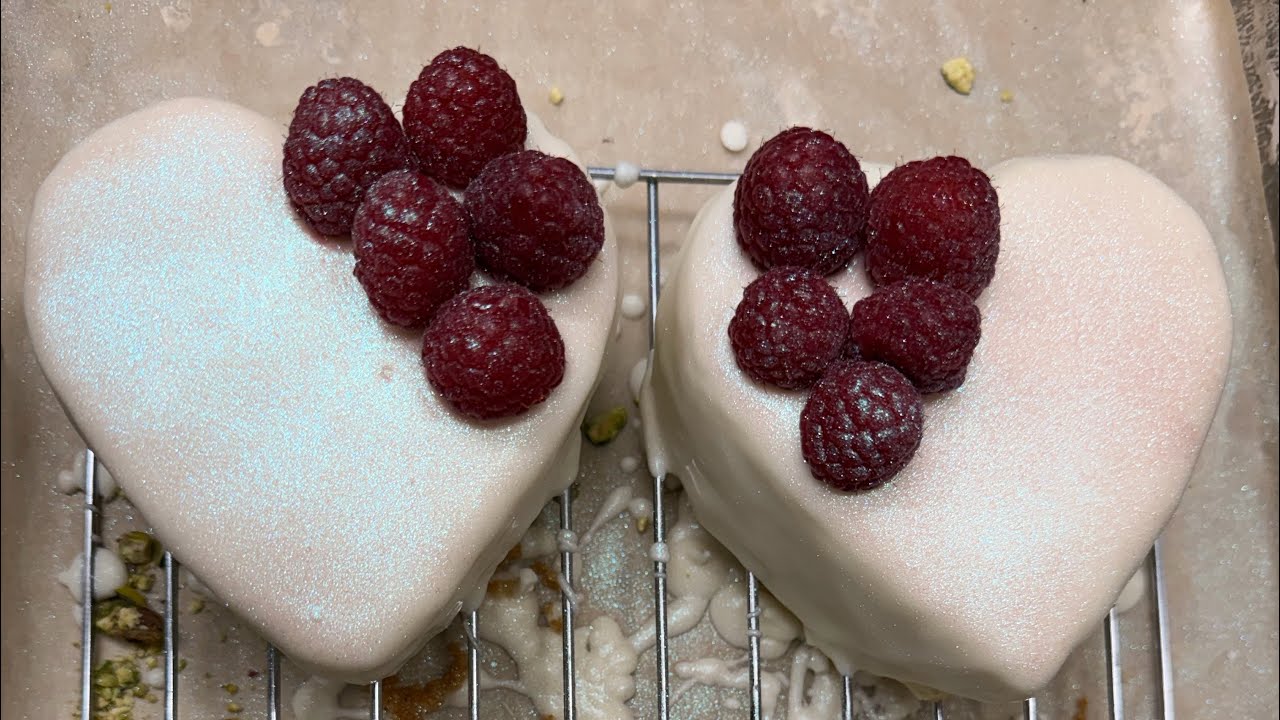 Decorate mini cakes & hang 👩🏼‍🍳