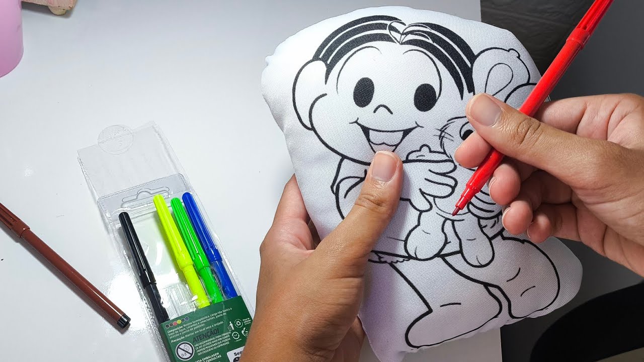 Colori e lavei 😱✨ Testando a almofada da Mônica que dá pra colorir várias vezes!