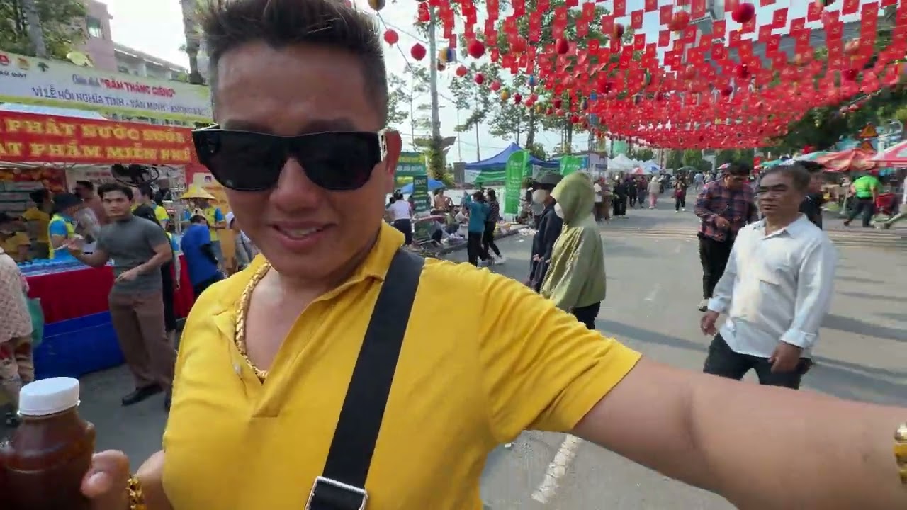 Đầu năm Hiếu Harry đi chùa cầu an và công việc kinh doanh mong được phát tài phát đạt vạn sự như ý 🥰