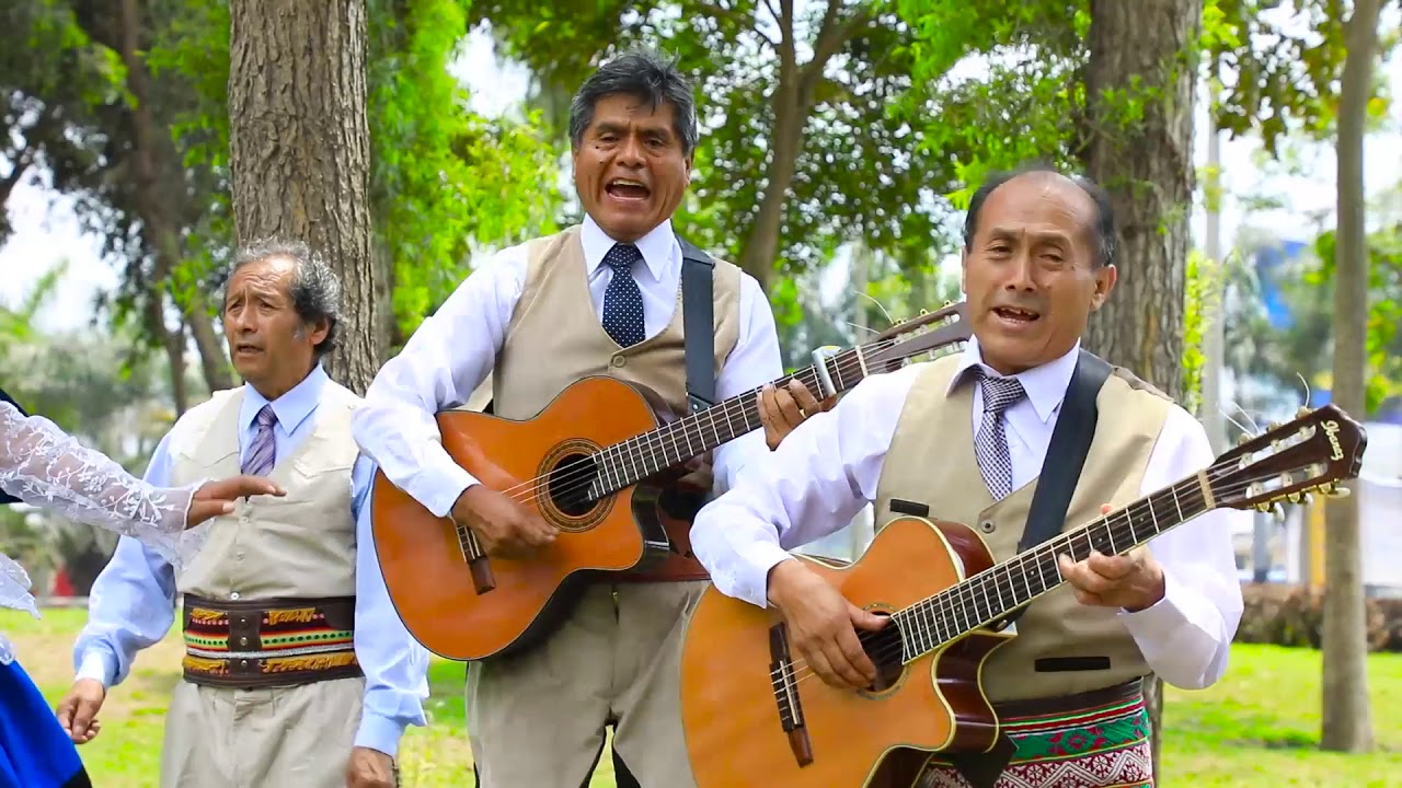 LOS HNOS LOPEZ FELIX Y GABY LA VOZ SUBLIME En la puerta de la iglesia (Huaylia) - Video Oficial