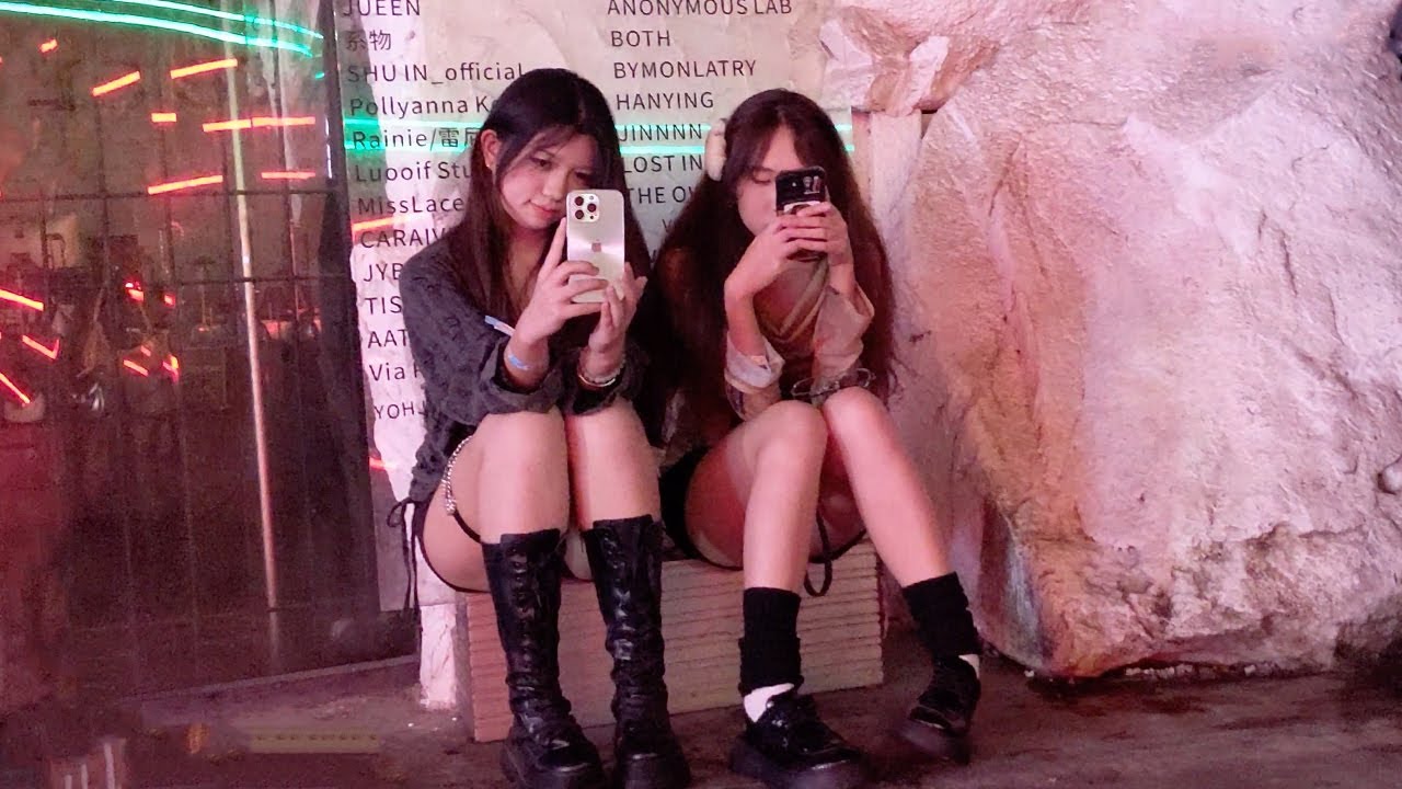 It's a relax and safe night in Guangzhou city! Chinese girls are so beautiful 实拍广州夜景，女孩打扮漂亮，坐在街头等着谁？