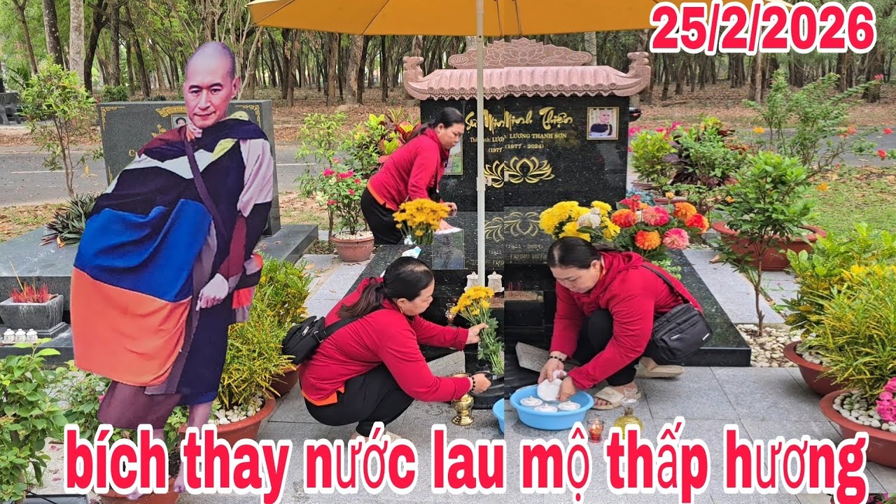 Sáng bích đến thay nước lau mộ thấp hương cầu nguyện cho thầy minh thiện 