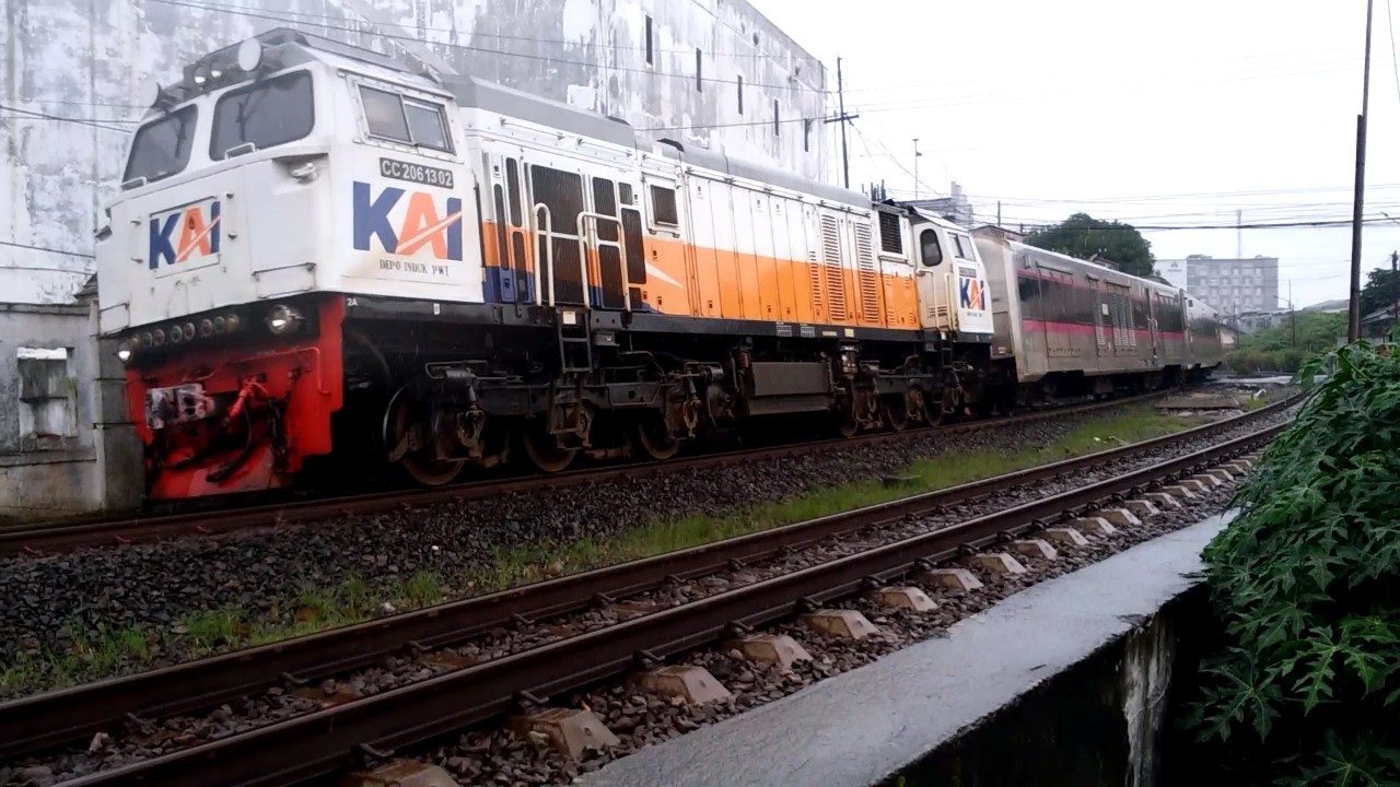 Hunting kereta api saat gerimis