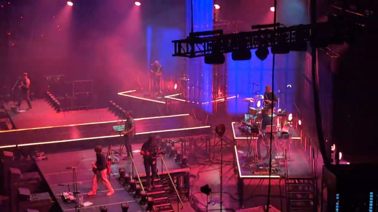 Phil Wickham with Brandon Lake : House of the Lord (Live)