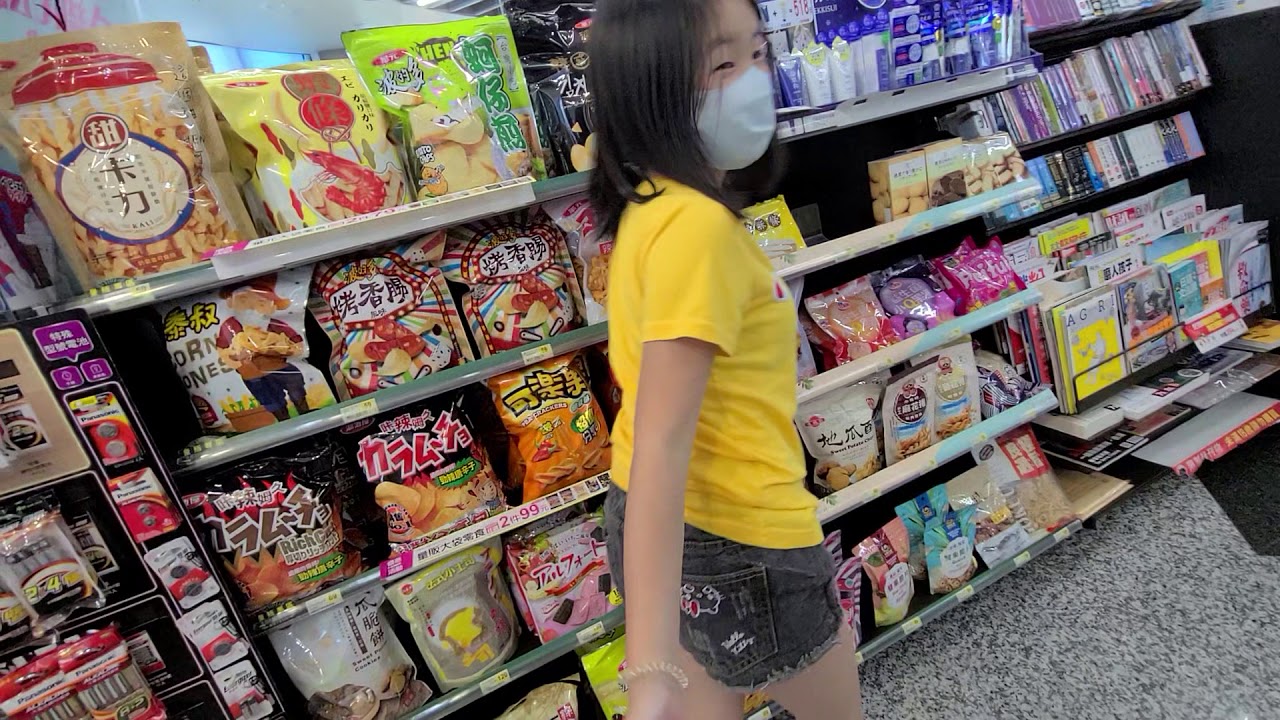 逛逛澎湖機場的7-11超商...人有點少！只買了？