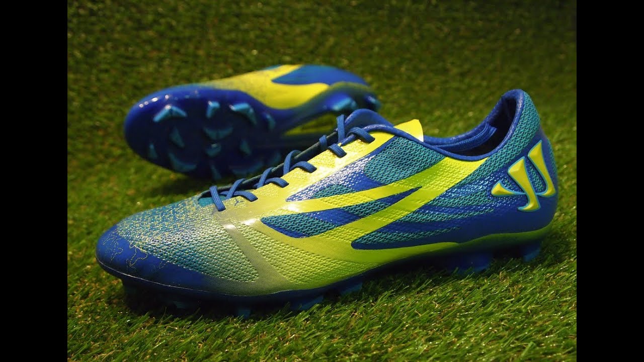 Warrior Superheat - Unboxing, Hands-on & First Impressions | Footy-Boots.com