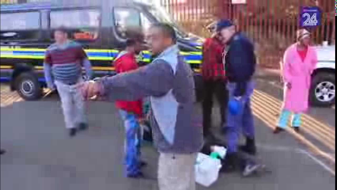 Roodepoort-laerskool: Polisie brand los op ouers