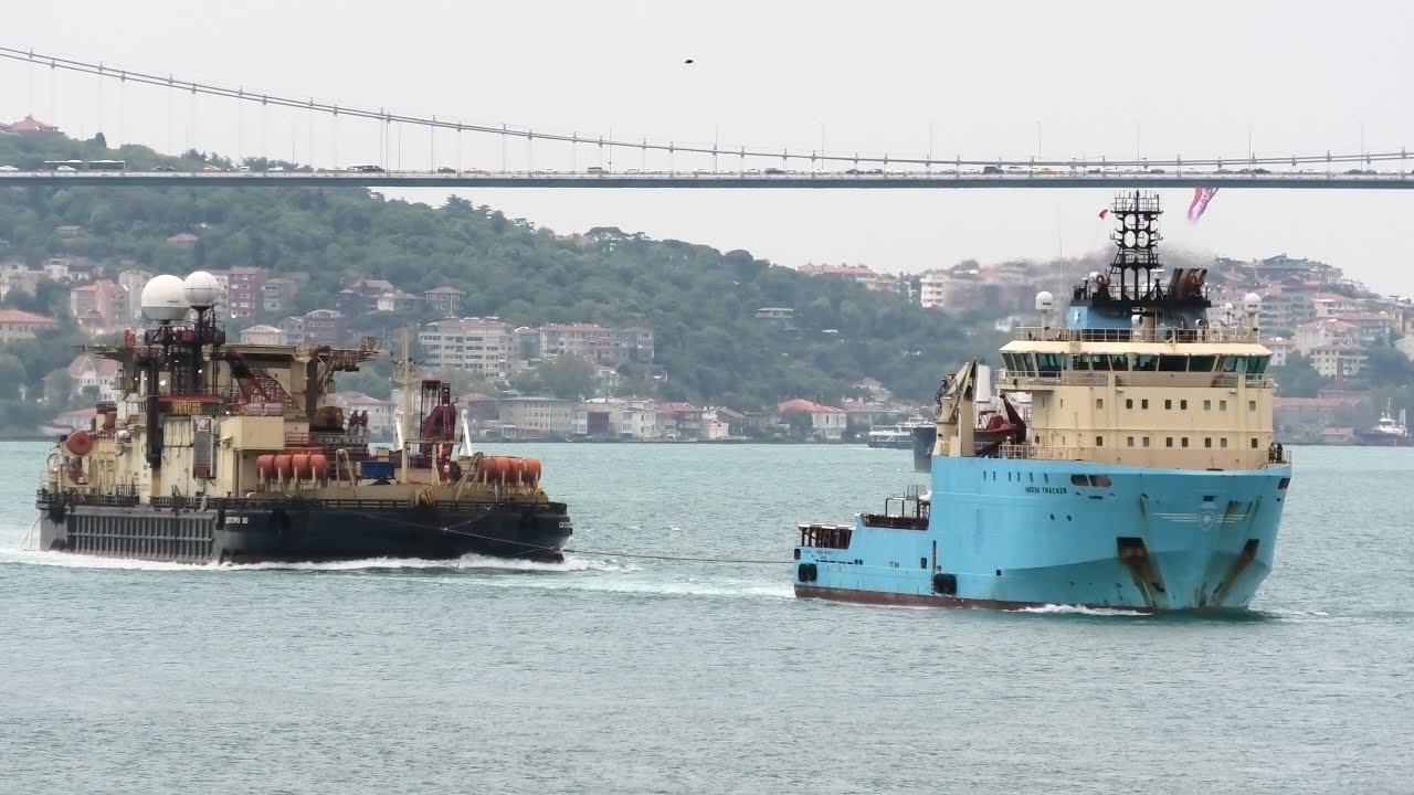 MAERSK TRACKER tows the pipelay barge CASTORO 10 through Istanbul towards Black Sea - Jun 6, 2022