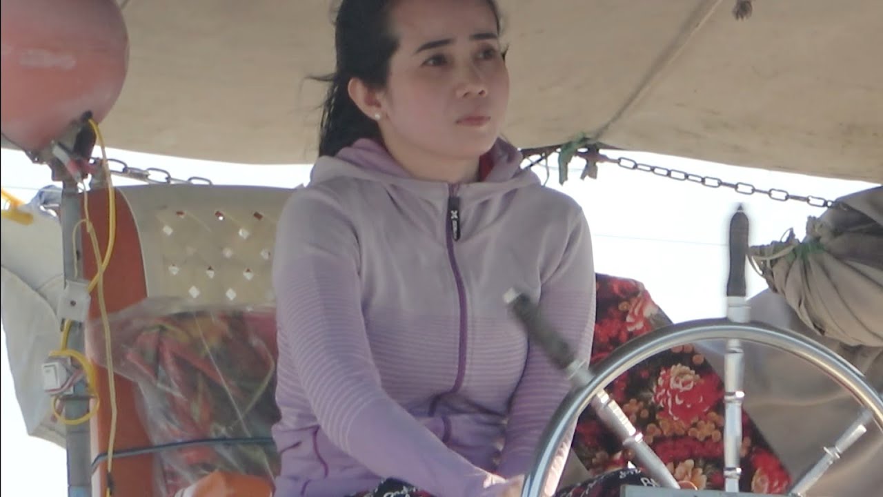 Cô gái đẹp nhất miền tây lái sà lan qua cua gặp tàu cao tốc vô sông nhỏ