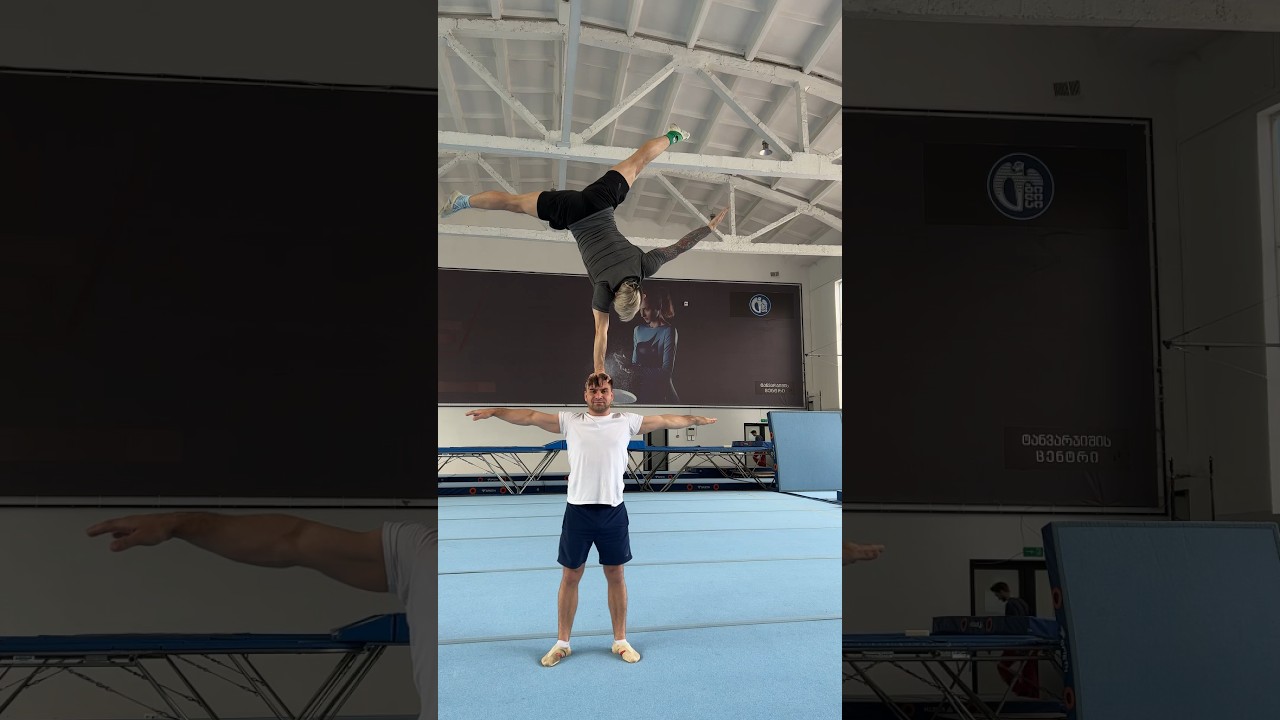 Acroduo in work balance #circuslife #acrobatics #acro #handstandworkout #streching
