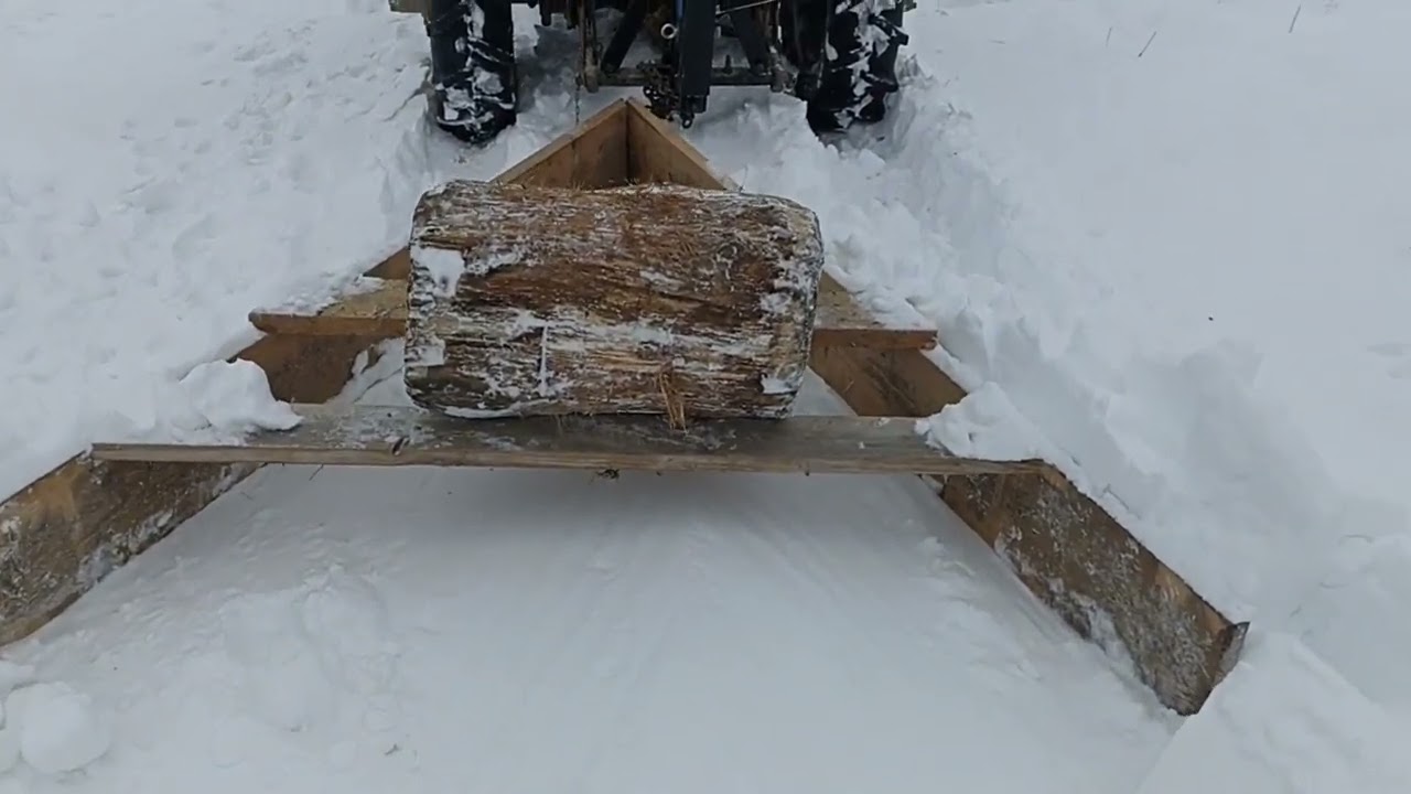 Пролистываю снег самодельным трактором