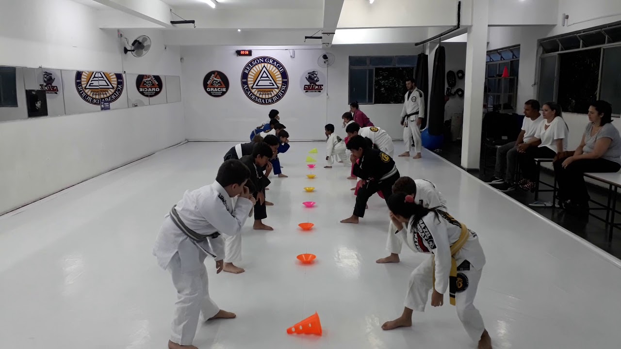 Treino infantil de aquecimento e jiu jitsu do Derekulino