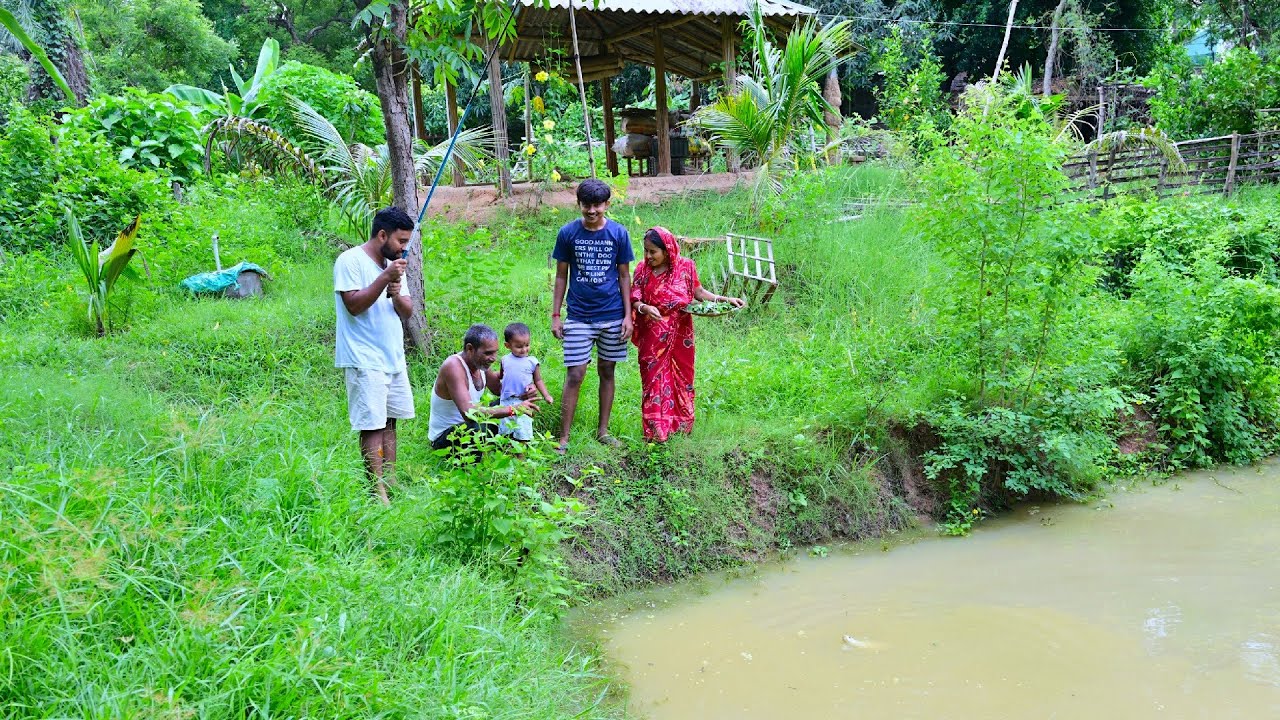 বর্ষায় মায়ের হাতের খুদের ভাত সঙ্গে টক শাক ভাজা পুকুরের টাটকা মাছ ধরে ভাজা খাওয়া | villfood recipes