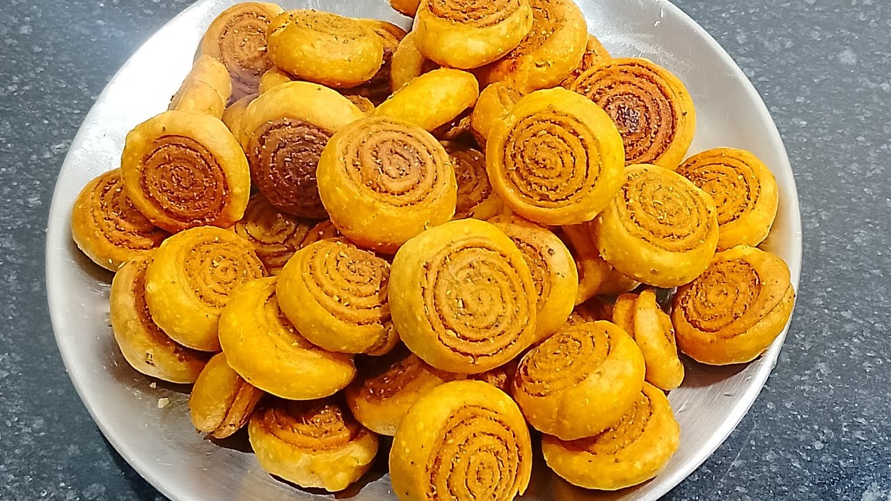 Tasty Kurkuri Spicy Bhakarwadi Recipe । भाकरवाडी नमकीन कुरकुरी -आसान रेसिपी टिप्स के साथ ।