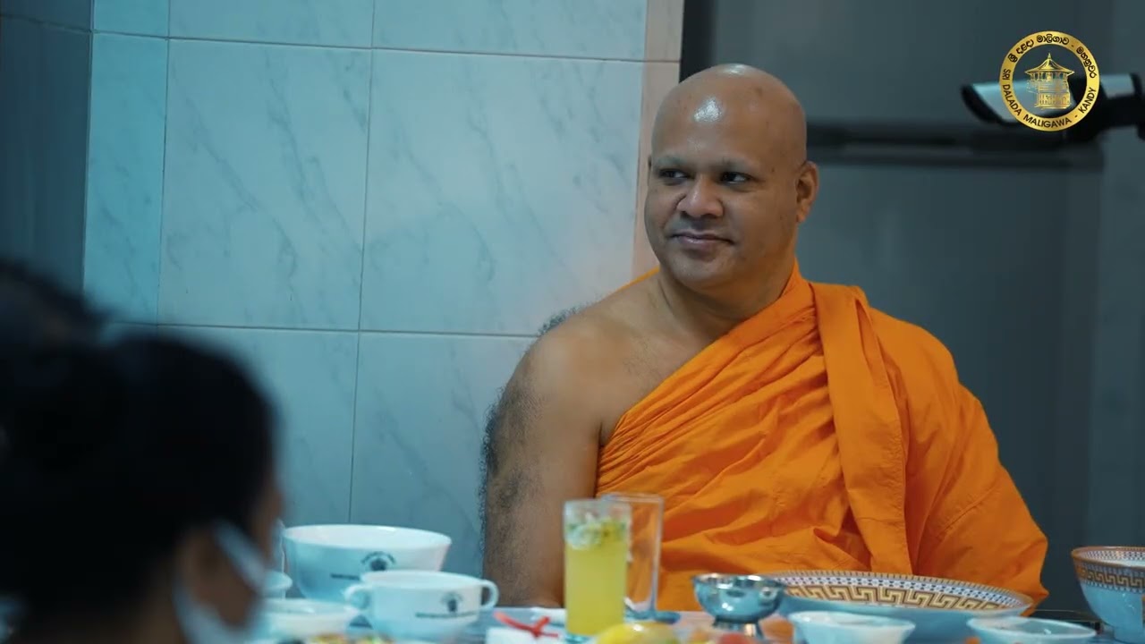 ශ්‍රී දළදා මාලිගාවේ කඨින චීවර පූජා මහෝත්සවය 2025 | කඨින චීවරය පූජා කිරීම