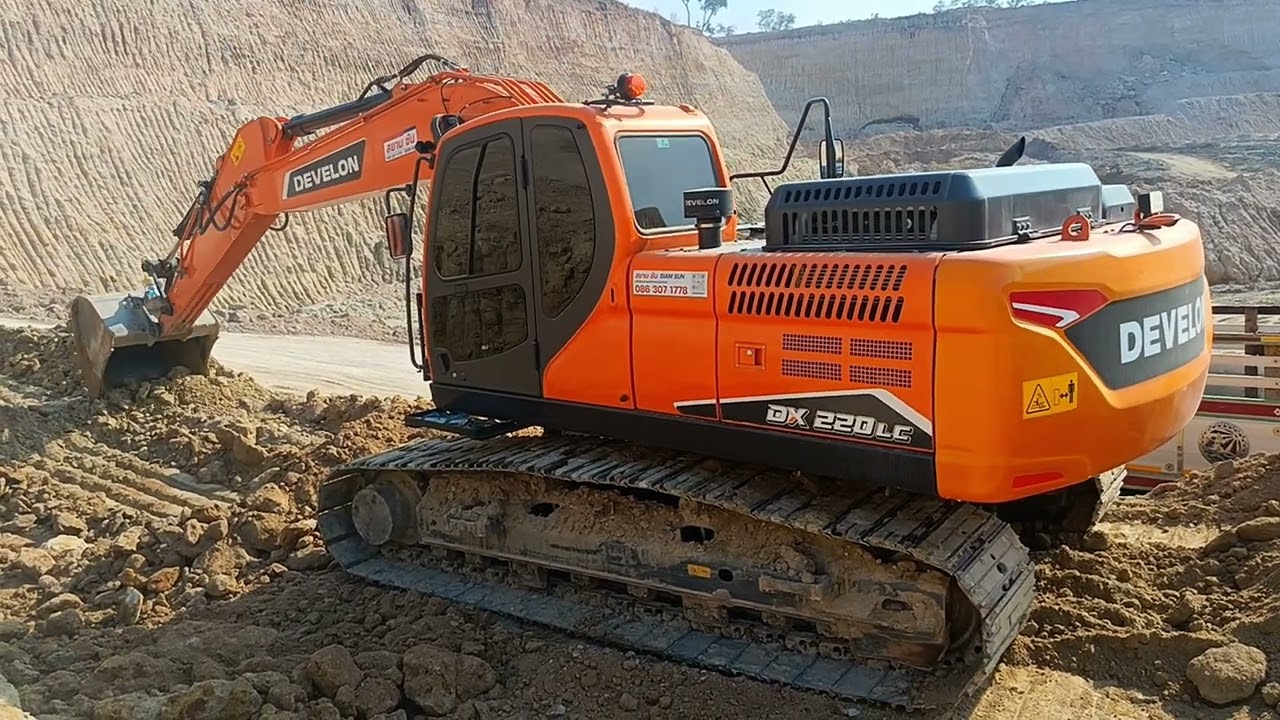 รถ​แม็คโคร​DEVELOMDx220Lc​และ​รถ​แม็คโคร​voLvoEL​300L​ครับ​