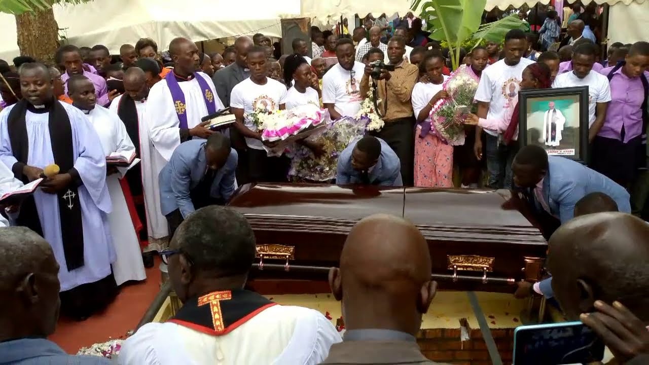 Agabuutikidde  Kabadde Kaseera ka buyinike mu kuziika Reverend Canon Andrew Kirama