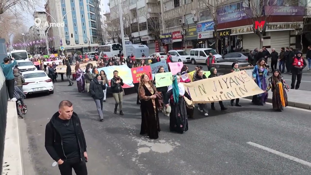 KADINLAR İSTASYON MEYDANI'NA AKIYOR
