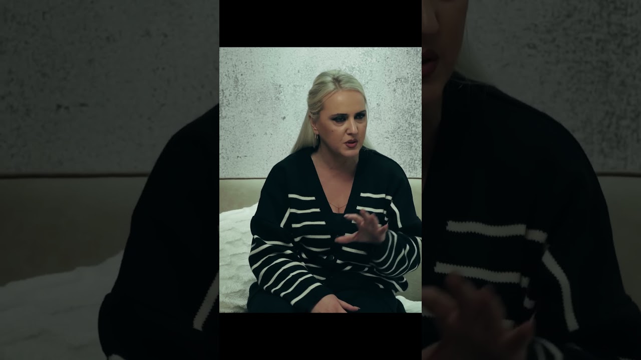 Arbeni p&euml;rpiqet ta detyroj&euml; Njomz&euml;n t&euml; n&euml;nshkruaj&euml;, por ajo nuk pranon