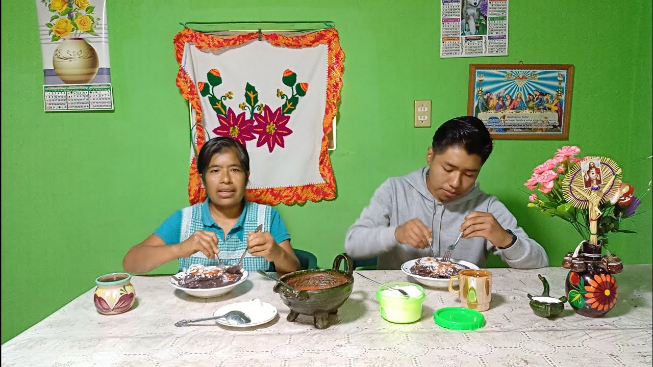 Así almorzamos deliciosas enfrijoladas en la casa,un día lluvioso