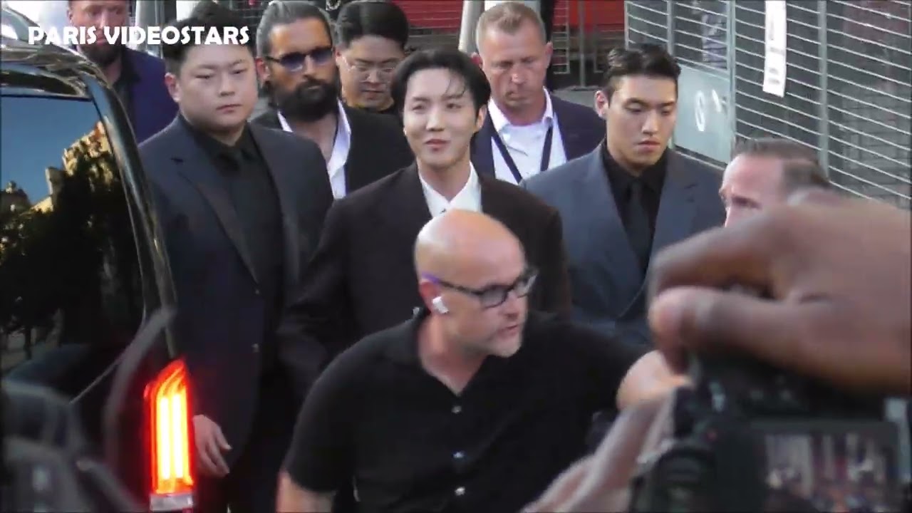 J-HOPE BTS comes to see french fans @ Paris Fashion Week 24 june 2025 show Louis Vuitton