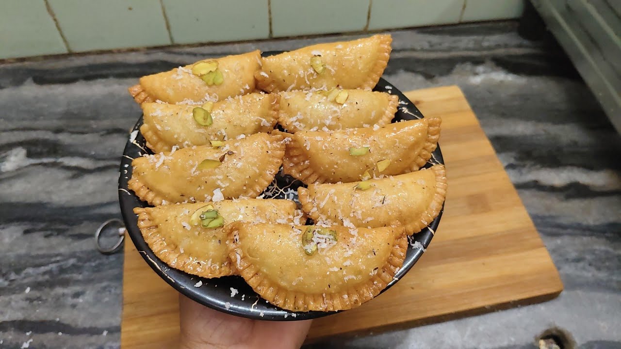 बच्चो की डिमांड पे बनाई बहुत हि जूसी खस्ता गुजियाँ एक हि वीडियो मे जाने दो तरीके बनाने के 😇😇