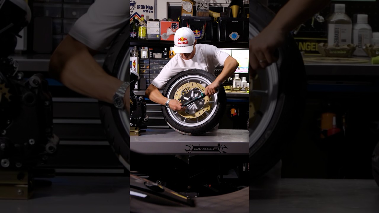Building a motorcycle in 2 minutes. #garage93 #indianmotorcycle #aaroncolton #bikebuild #motorcycle
