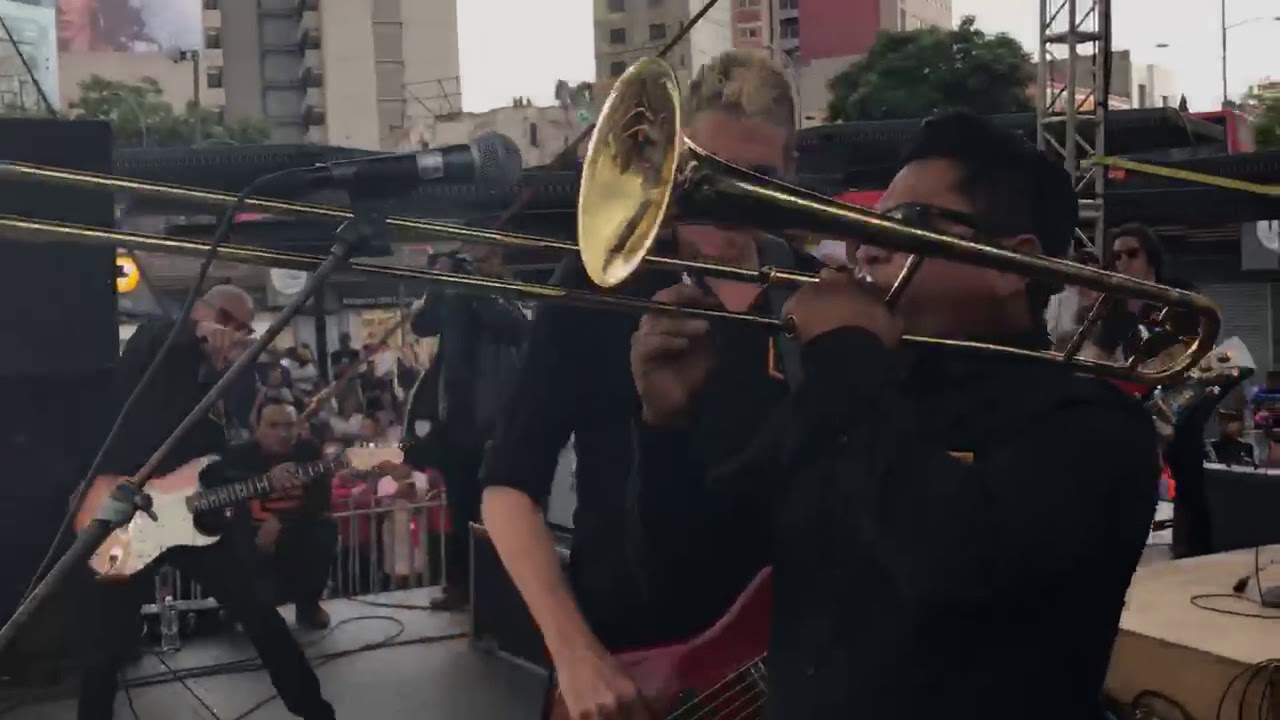 LOS ESTRAMBÓTICOS Llenaron la Glorieta del Metro Insurgentes - 50 Años del Metro