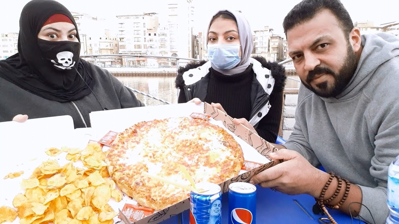 تحدى على بيتزا حجم عائلى بس نادين ضيف غير مرغوب فيها 🤣🤣