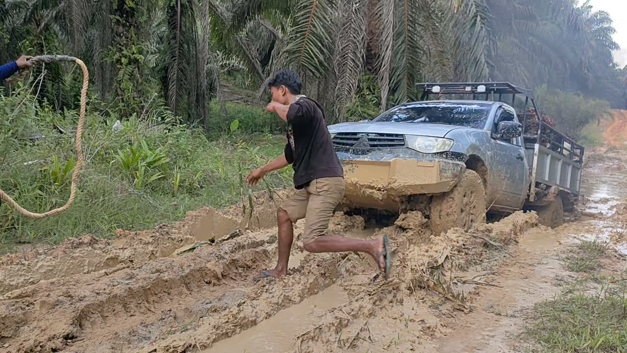 mobil strada muatan sawit amblas gk mampu dijalan extreme jalan berlumpur parah