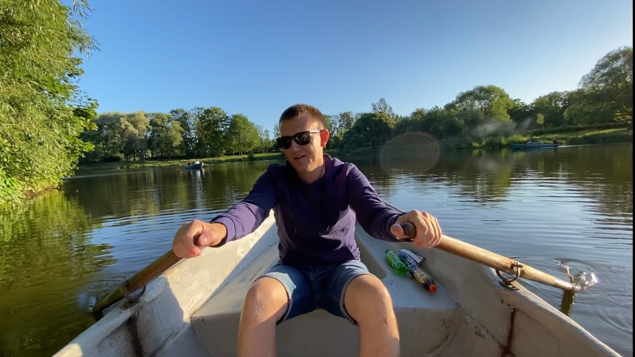 На лодке )))