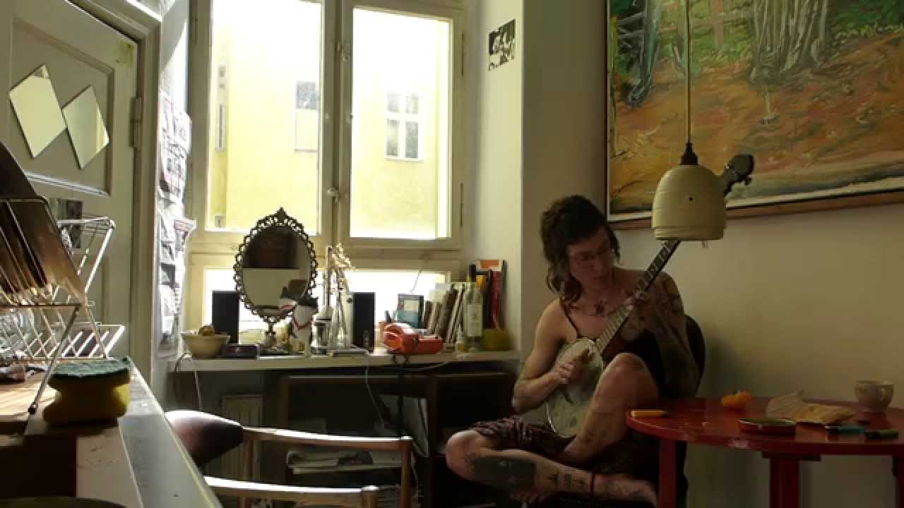 Loone - A Bright Hollow (acoustic, Berlin kitchen session)