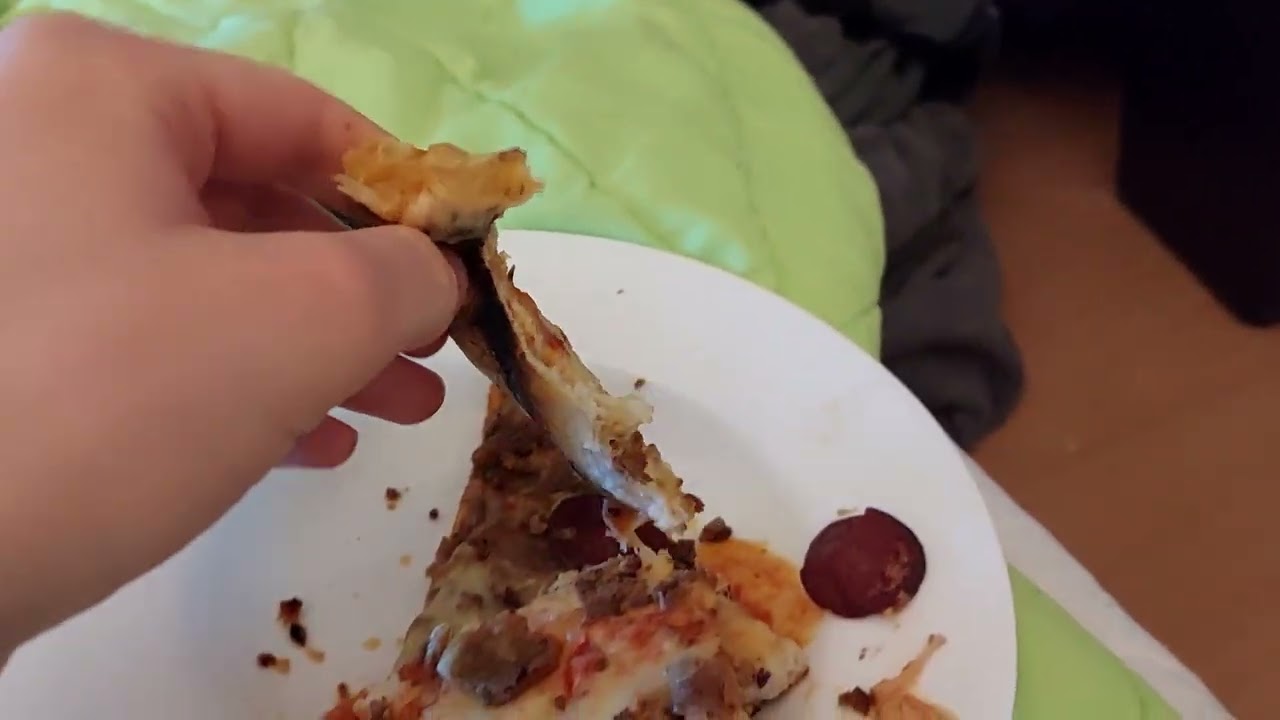 Eine Pizza mit extra Calzone