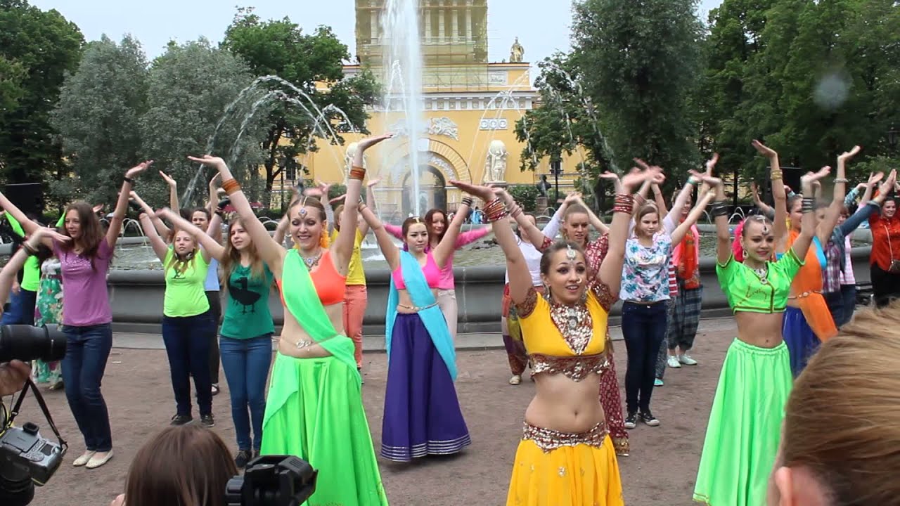 Индийский флешмоб в Александровском саду, Санкт-Петербург, 1 июня 2014г., Indian Flashmob