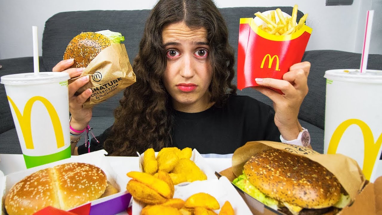 Mi hermana 24 HORAS COMIENDO en McDONALDS!! (un restaurante diferente cada día)