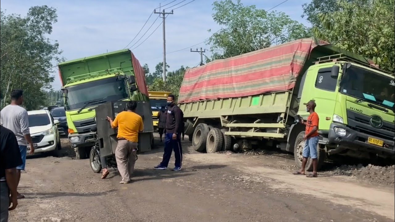 Massive Dump Truck Road Block ‼️ Shocking Traffic Standstill Caught on Camera