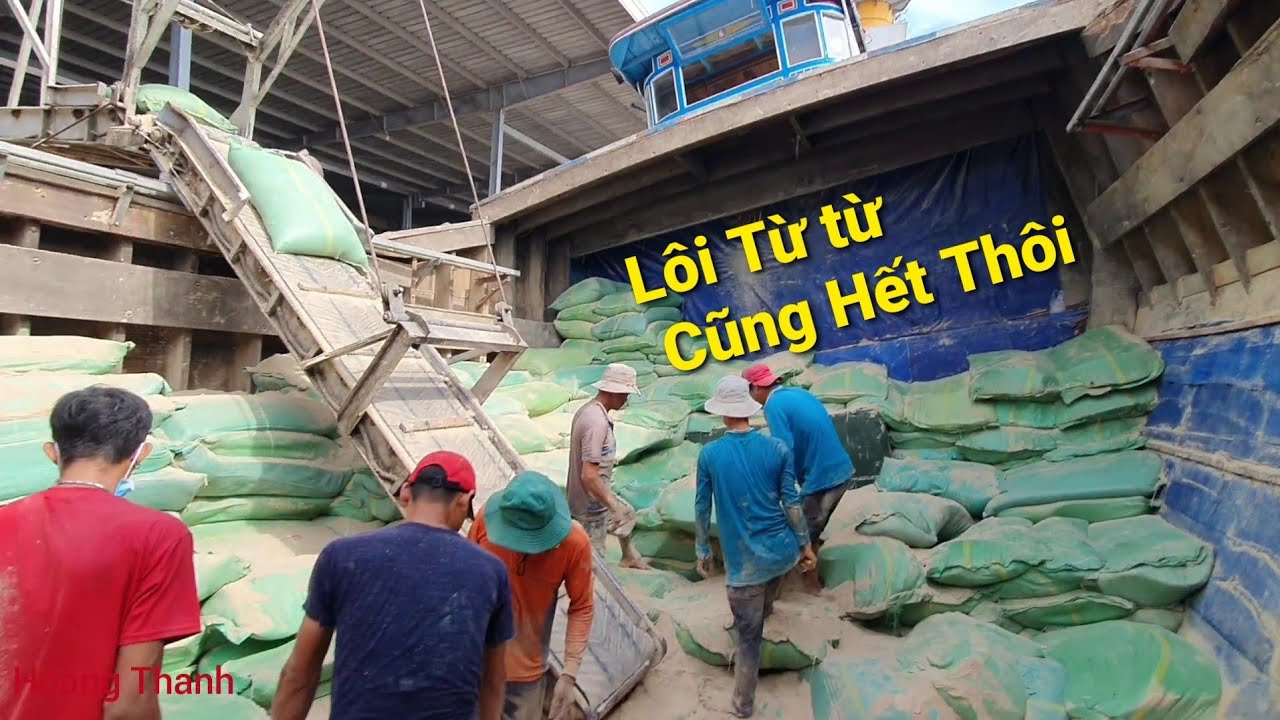 Лодка доставляет Кам. Рабочие устают, погружаясь всё глубже и глубже.