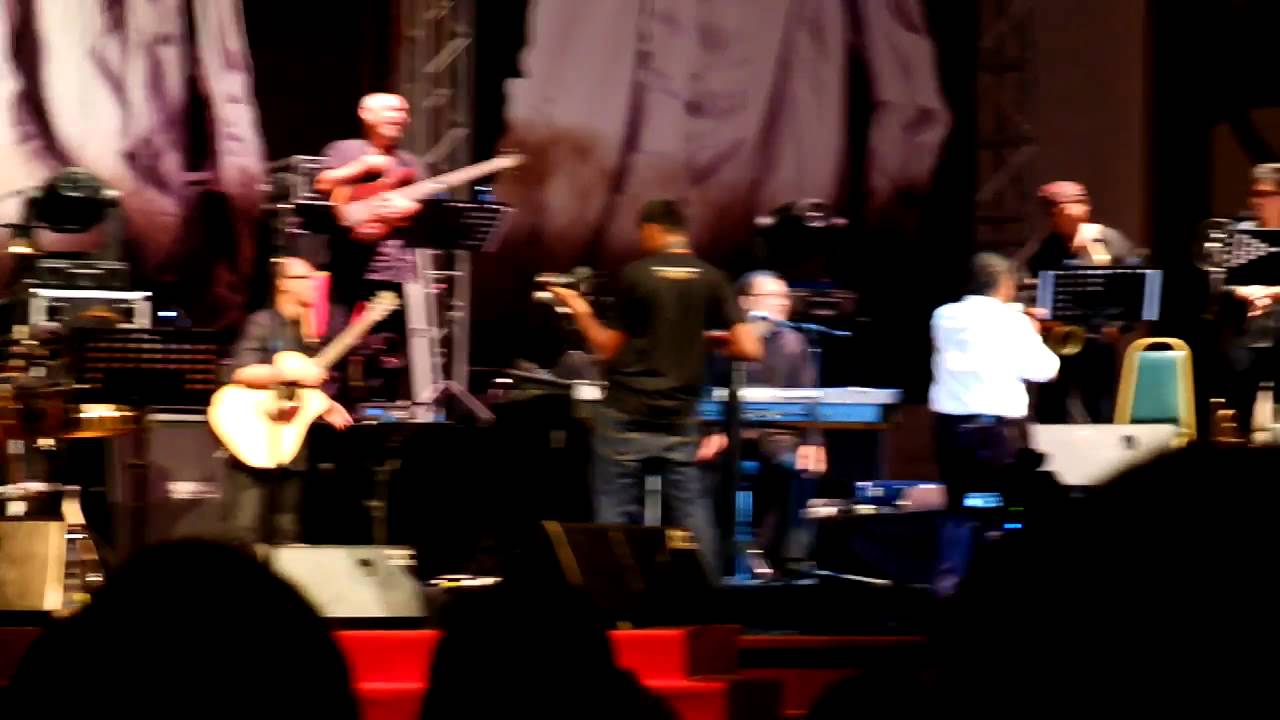 Funny Zainal Abidin introduces the band members in The Legendary Concert 2012