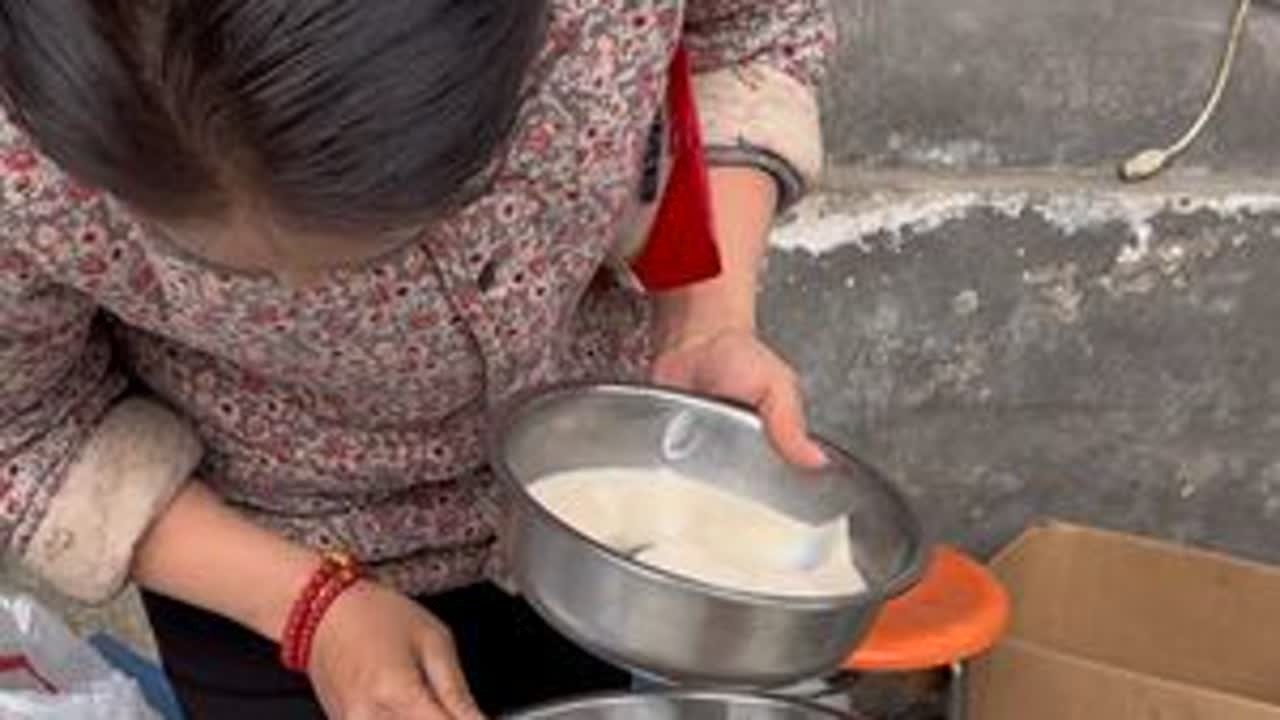 今日美食之汤圆~包汤圆的乐趣，在于过程的手忙脚乱和成品的惊喜，哪怕大小不一，也是独一无二的“家的味道”揉的是糯米，包的是团圆，一碗亲手做的汤圆，藏着最朴素的仪式感和最暖的家味，祝姐妹们元宵佳节，...